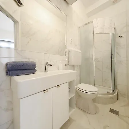 Sea View Apartment *